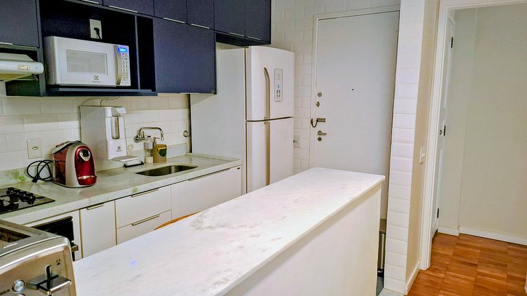 Copacabana: Spacious and Beach for 6