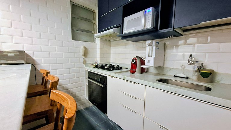 Copacabana: Spacious and Beach for 6