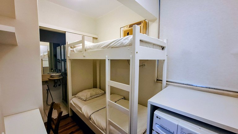 Copacabana: Spacious and Beach for 6