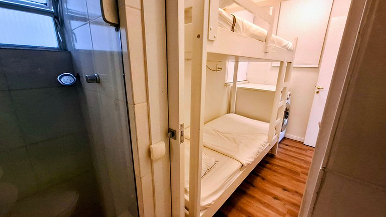 Copacabana: Spacious and Beach for 6