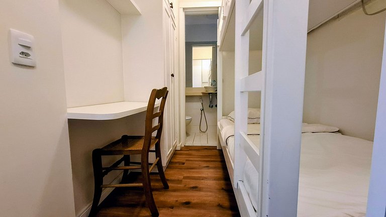 Copacabana: Spacious and Beach for 6