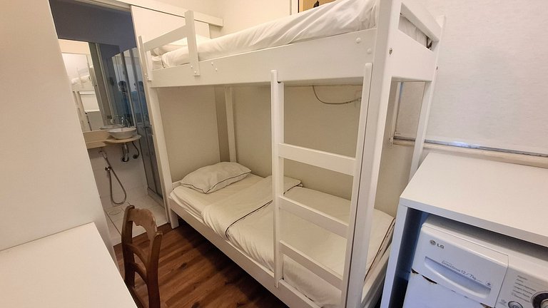 Copacabana: Spacious and Beach for 6