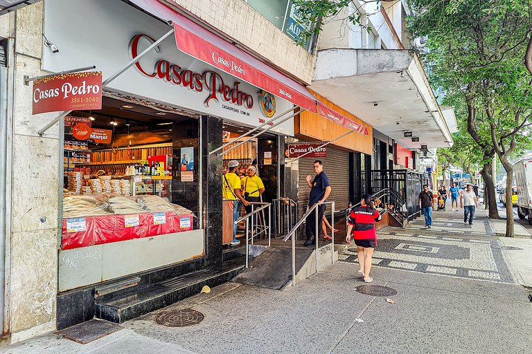 Copacabana: Comfort, One Block to the Beach for 4