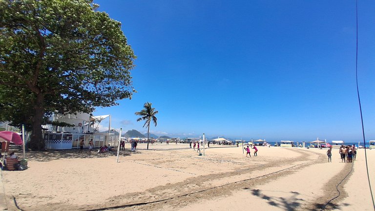 Copacabana: conforto e praia para até 4 pessoas