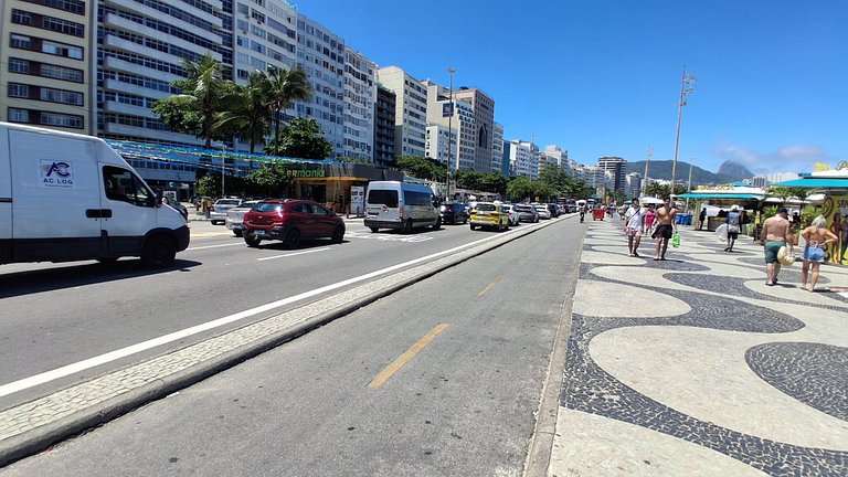 Copacabana: conforto e praia para até 4 pessoas