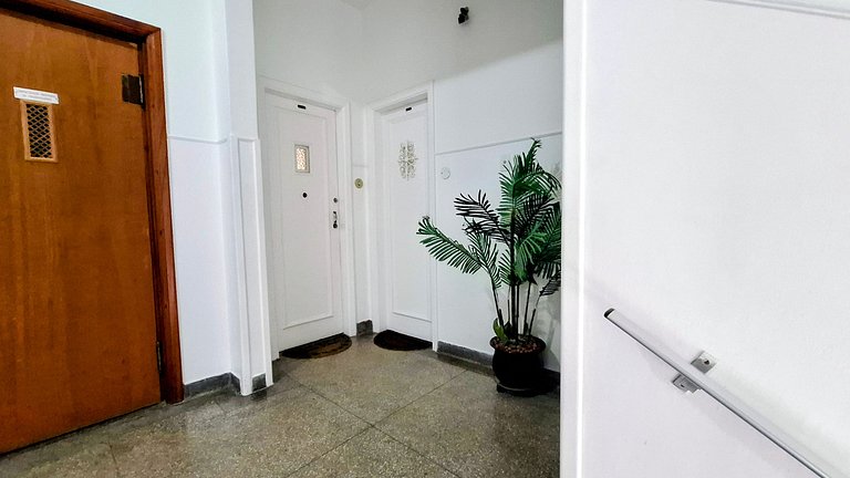 Copacabana: Comfort, One Block to the Beach for 4