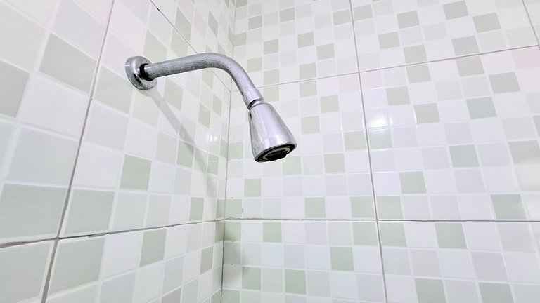 Copacabana: Comfort, One Block to the Beach for 4