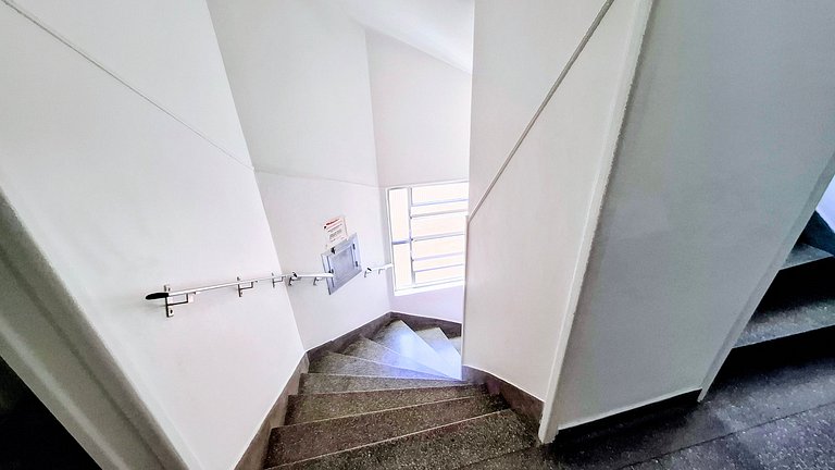 Copacabana: Comfort, One Block to the Beach for 4