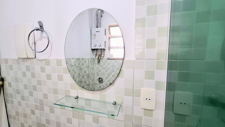 Copacabana: Comfort, One Block to the Beach for 4