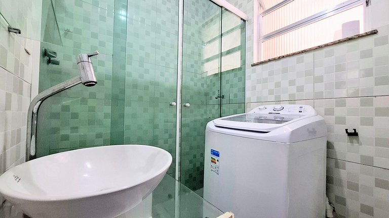 Copacabana: Comfort, One Block to the Beach for 4