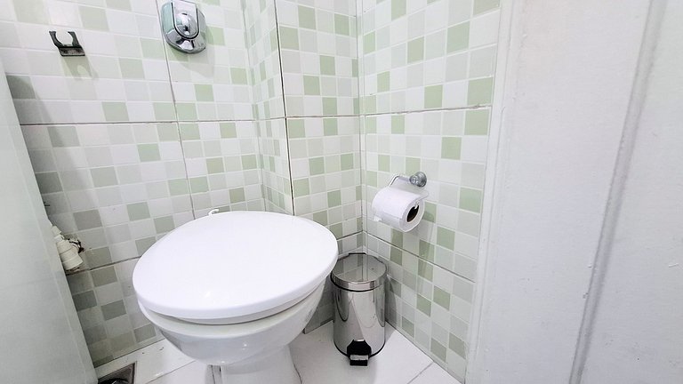 Copacabana: Comfort, One Block to the Beach for 4