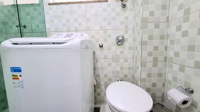 Copacabana: Comfort, One Block to the Beach for 4