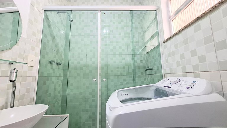 Copacabana: Comfort, One Block to the Beach for 4