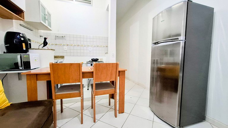 Copacabana: Comfort, One Block to the Beach for 4