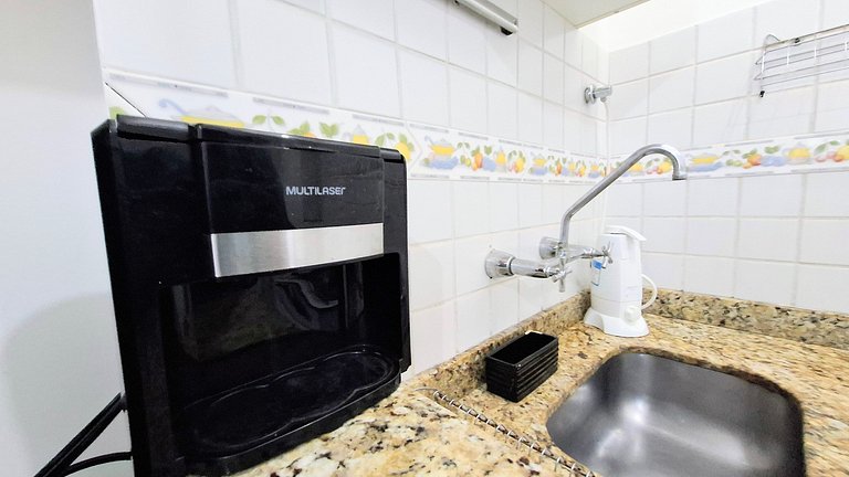 Copacabana: Comfort, One Block to the Beach for 4