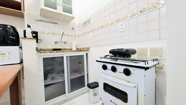 Copacabana: Comfort, One Block to the Beach for 4