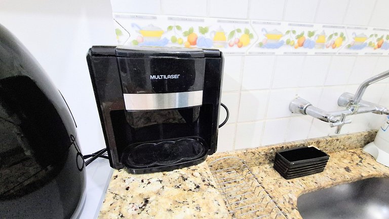 Copacabana: Comfort, One Block to the Beach for 4