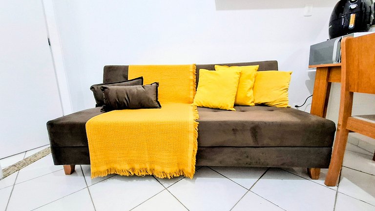 Copacabana: Comfort, One Block to the Beach for 4