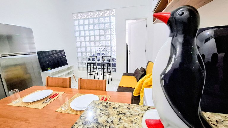 Copacabana: Comfort, One Block to the Beach for 4