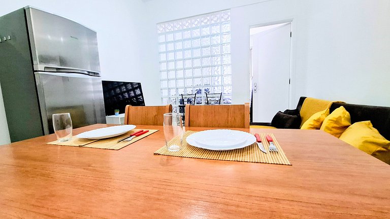 Copacabana: Comfort, One Block to the Beach for 4