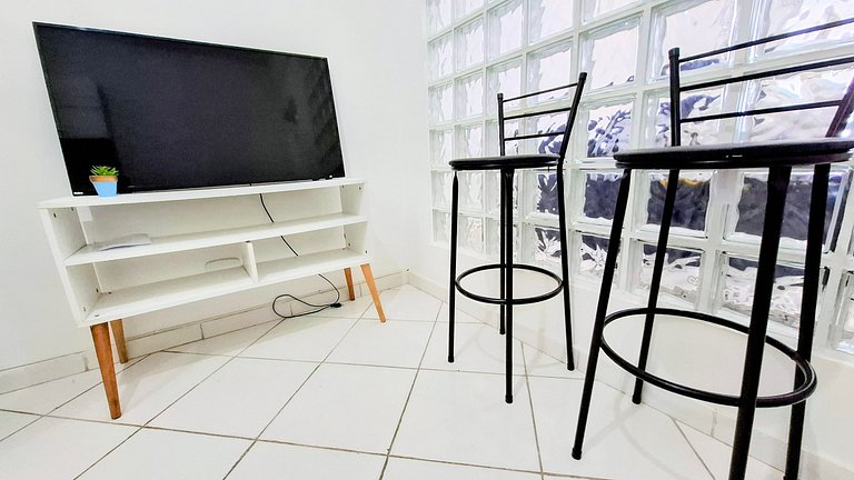 Copacabana: Comfort, One Block to the Beach for 4