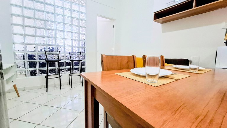 Copacabana: Comfort, One Block to the Beach for 4