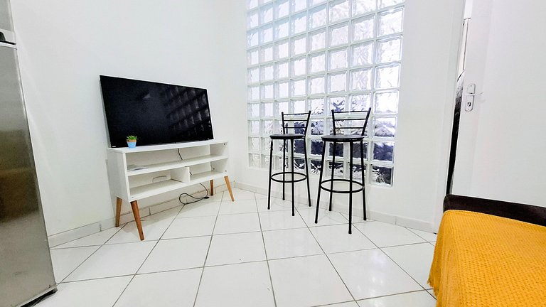 Copacabana: Comfort, One Block to the Beach for 4