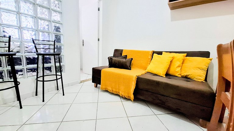 Copacabana: Comfort, One Block to the Beach for 4