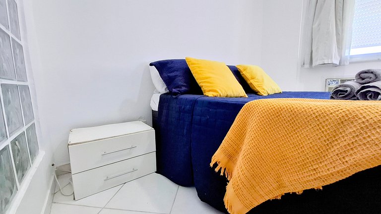 Copacabana: Comfort, One Block to the Beach for 4