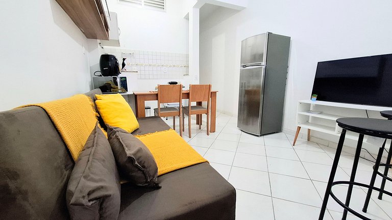 Copacabana: Comfort, One Block to the Beach for 4