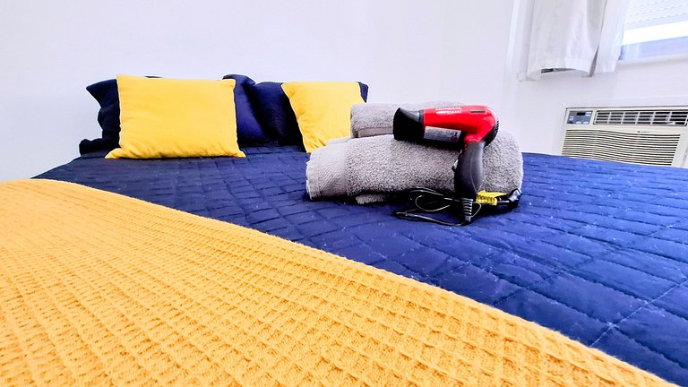 Copacabana: Comfort, One Block to the Beach for 4