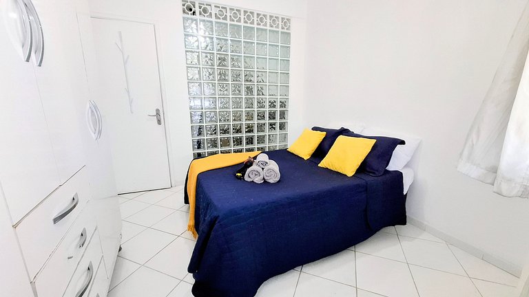 Copacabana: Comfort, One Block to the Beach for 4