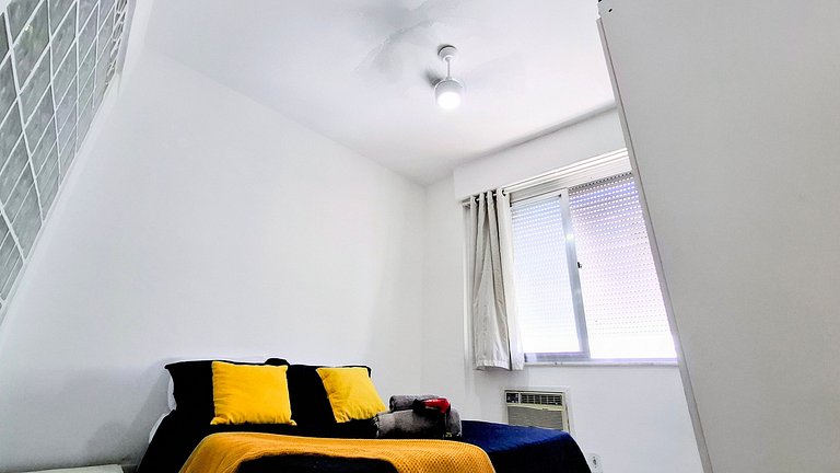 Copacabana: Comfort, One Block to the Beach for 4