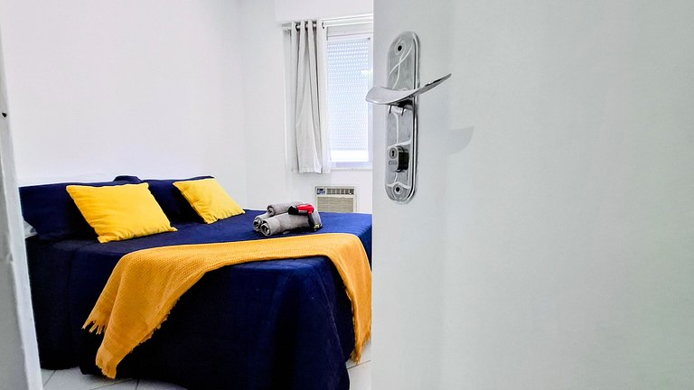 Copacabana: Comfort, One Block to the Beach for 4