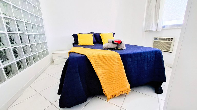 Copacabana: Comfort, One Block to the Beach for 4