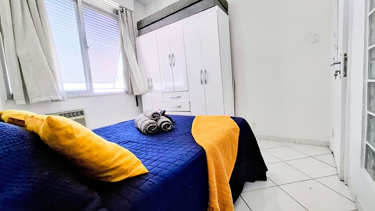 Copacabana: Conforto, Uma Quadra da Praia para 4