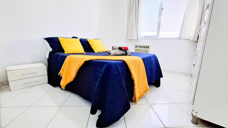 Copacabana: Comfort, One Block to the Beach for 4