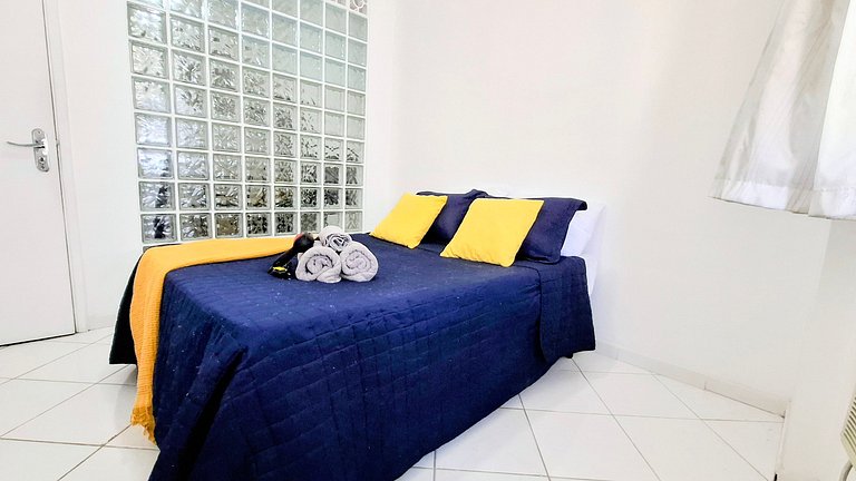 Copacabana: Comfort, One Block to the Beach for 4