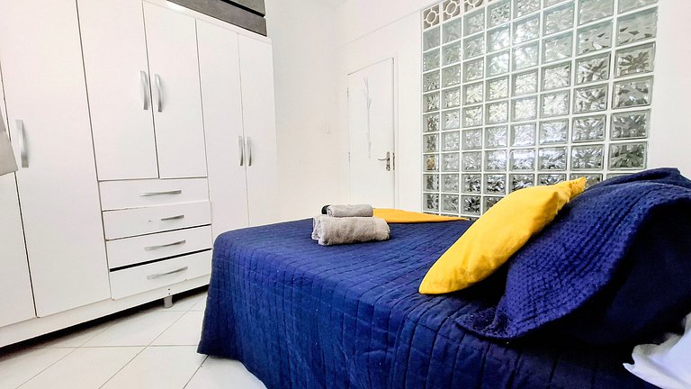 Copacabana: Comfort, One Block to the Beach for 4