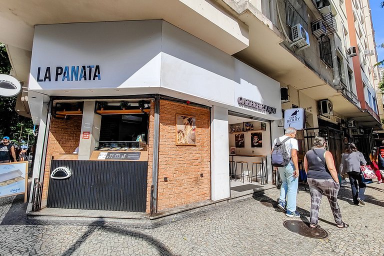 Copacabana: Walk to the beach, 4 guests, A/C