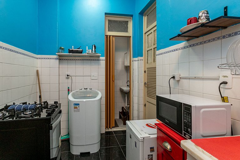 Gloria: 4 guests, near Metro and Downtown