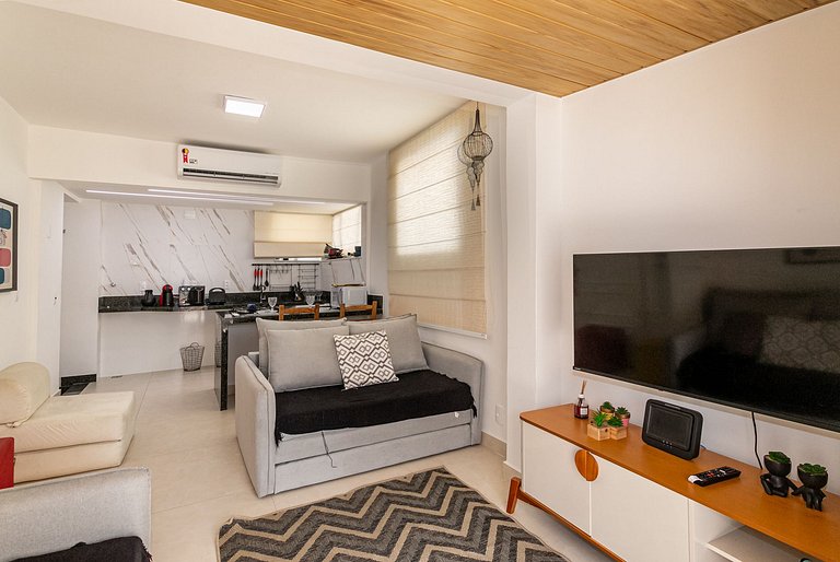 Copacabana Penthouse: 1 Block to Beach & Pet Friendly