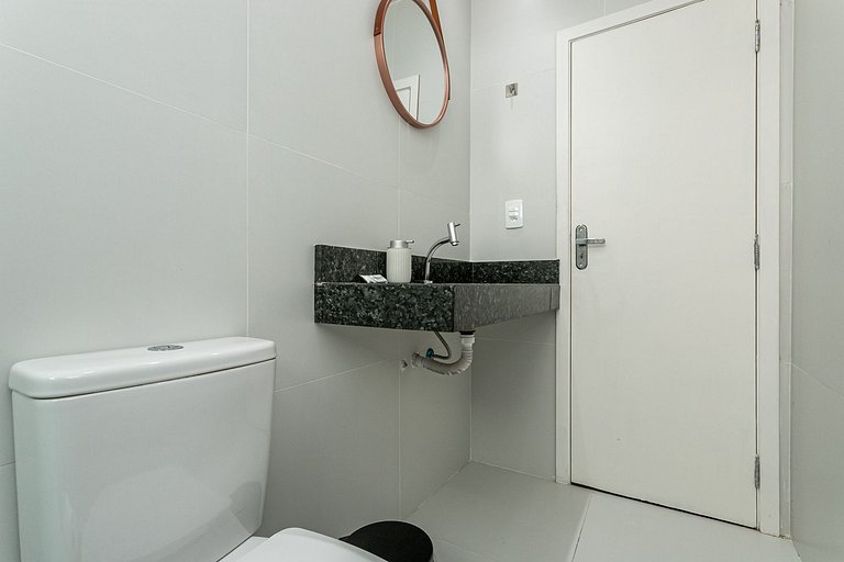 Copacabana Penthouse: 1 Block to Beach & Pet Friendly