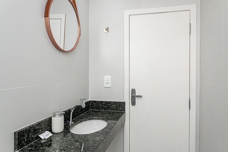 Copacabana Penthouse: 1 Block to Beach & Pet Friendly