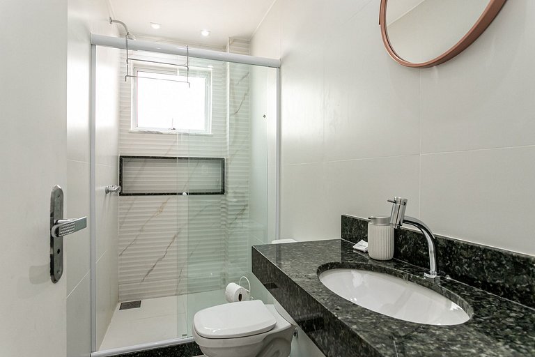 Copacabana Penthouse: 1 Block to Beach & Pet Friendly