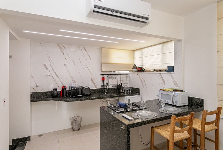 Copacabana Penthouse: 1 Block to Beach & Pet Friendly