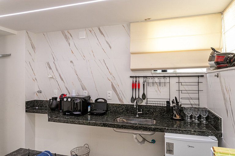 Copacabana Penthouse: 1 Block to Beach & Pet Friendly