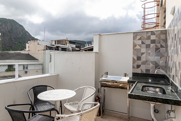 Copacabana Penthouse: 1 Block to Beach & Pet Friendly