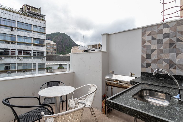 Copacabana Penthouse: 1 Block to Beach & Pet Friendly