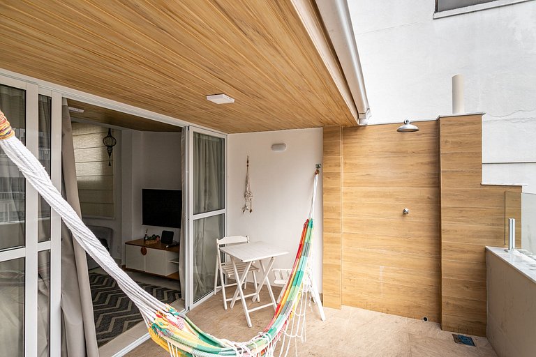 Copacabana Penthouse: 1 Block to Beach & Pet Friendly